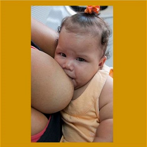 Lactante alimentándose en la posición más cómoda para ella, demuestra  que se puede amamantar hasta que  el niño(a)  tenga  6 meses, de forma  exclusiva  con  leche materna  y  hasta los  dos  años  con alimentos  sólidos. 